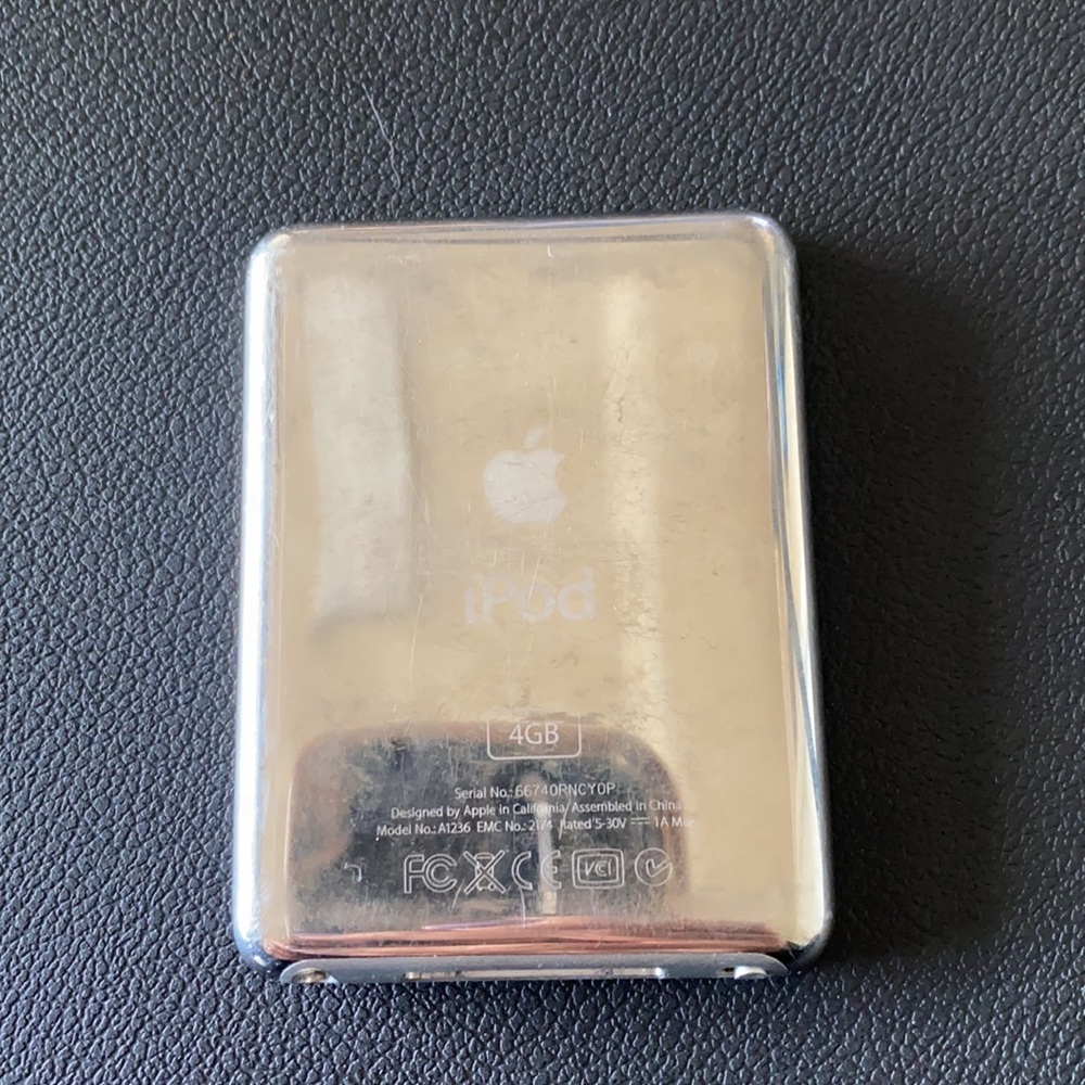 iPod 3rd generation - Picture 2 of 5